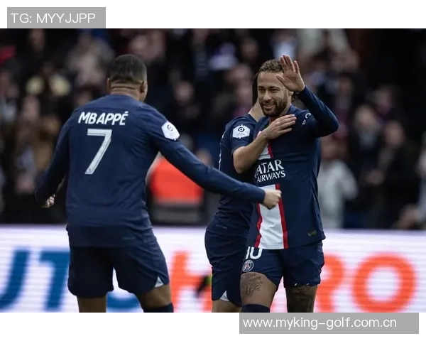 约罗身穿里尔球衣盛装出席里尔对阵巴黎比赛开球仪式