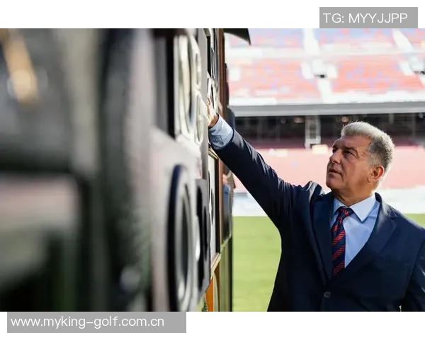 巴萨重返诺坎普进行公开训练球员教练齐聚合影留念展现团队精神