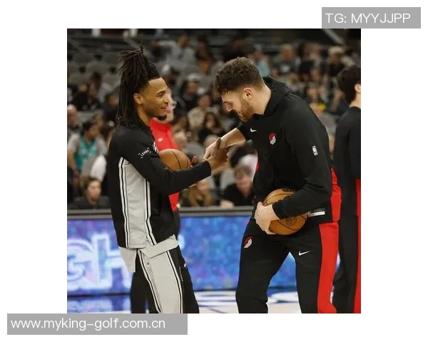 康大冠军队友重聚场边卡斯尔与克林根欢快嬉戏共度美好时光